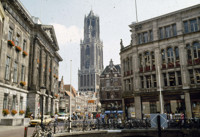 834932 Gezicht op de Domtoren te Utrecht, vanaf de Stadhuisbrug, met links het Stadhuis en rechts het pand met ...